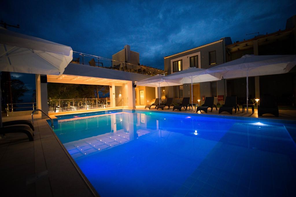 Септември на първа линия в 4- звезден хотел - Нощувка със закуска + басейн от хотел Mantinia Bay**** в Микри Мантиния, Гърция! - Снимка 