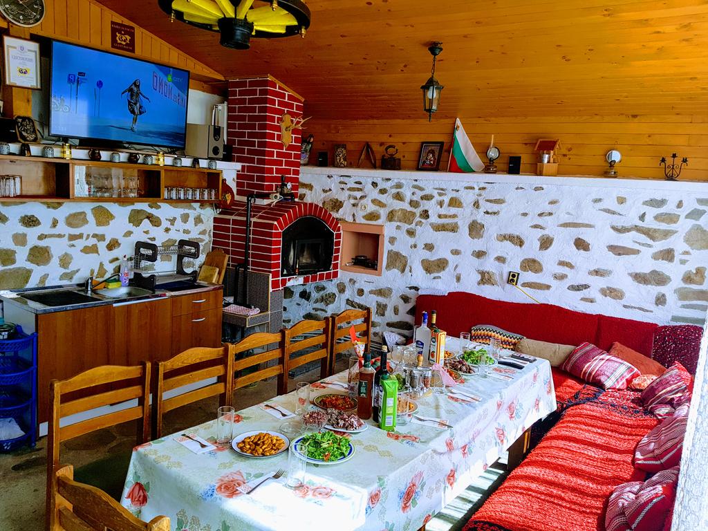 Нощувка за 14 човека край Велинград в къща за гости Доркос с барбекю, собствена механа, градина и още - с. Дорково - Снимка 3