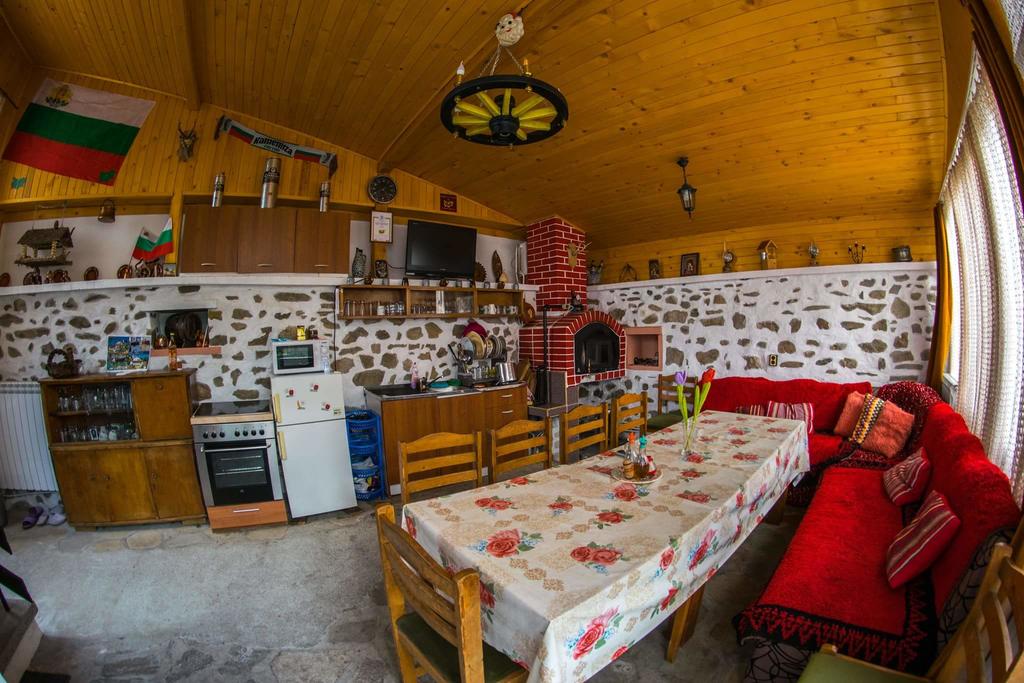 Нощувка за 14 човека край Велинград в къща за гости Доркос с барбекю, собствена механа, градина и още - с. Дорково - Снимка 36