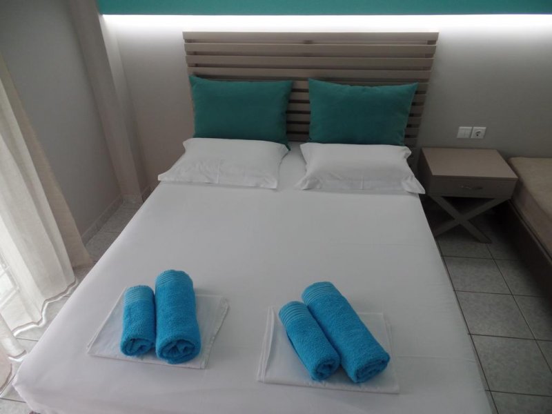 Ouzas Hotel - Снимка 1