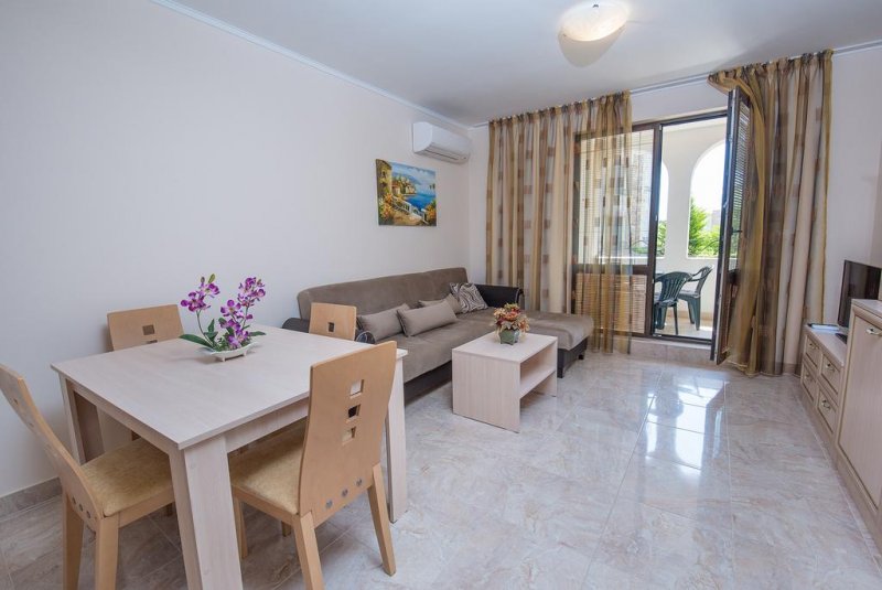 Апартаментен комплекс Естебан - Снимка 5