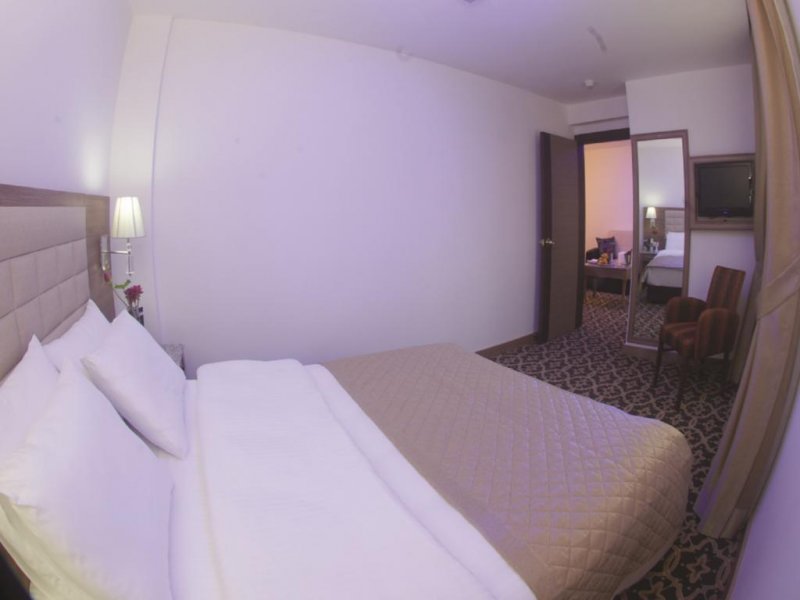 The City Hotel - Снимка 1