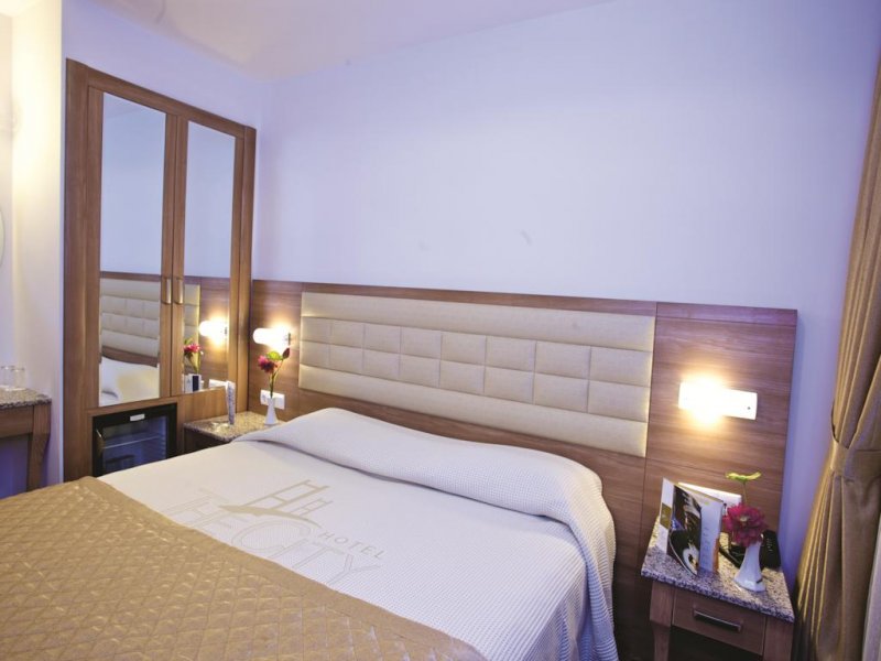 The City Hotel - Снимка 1