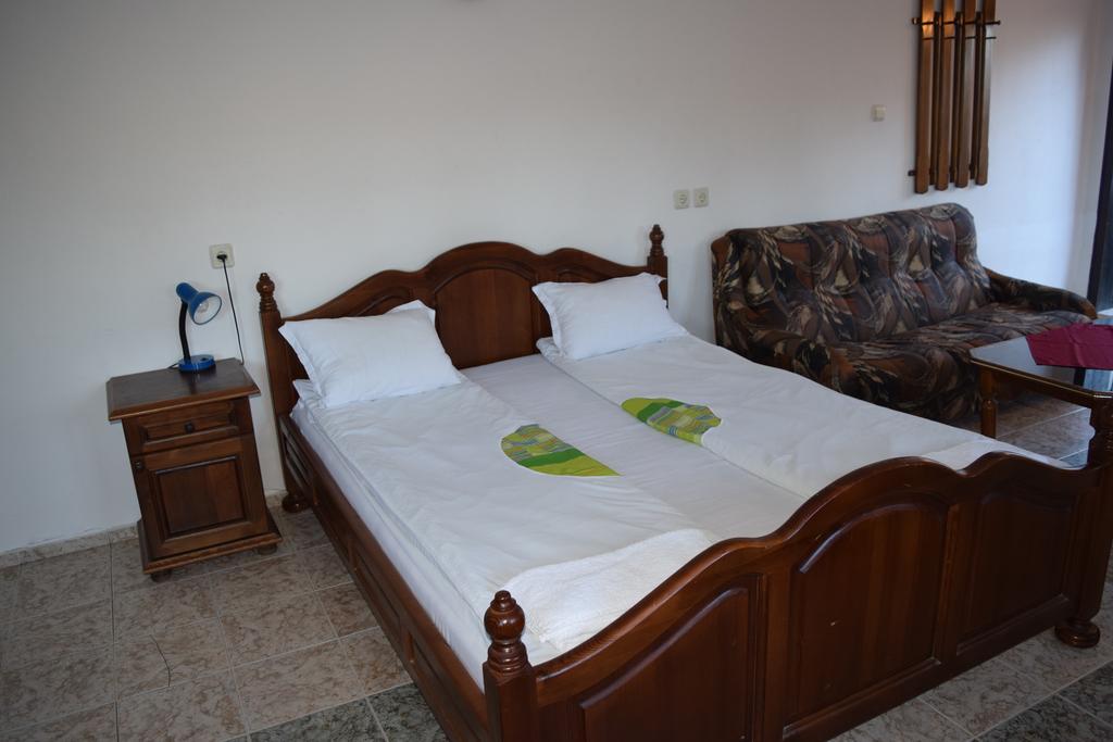 1, 2 или 3 нощувки на човек в оборудвана къща от хотел Света Гора, с. Орешак - Снимка 1