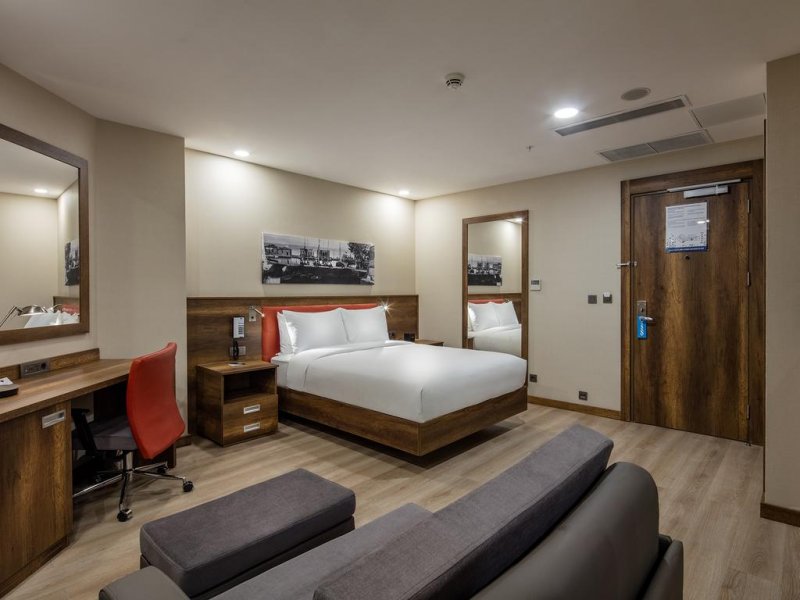 Hampton by Hilton - Снимка 2