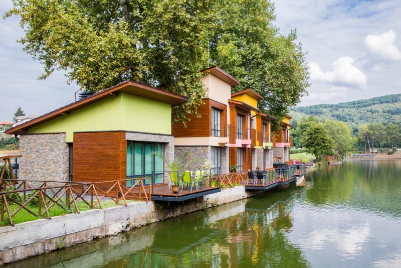 Къщи край водата - Снимка 4