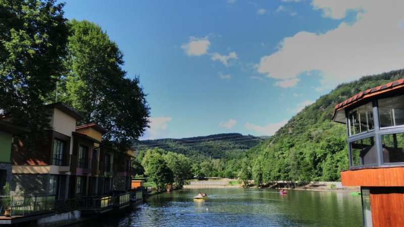 Къщи край водата - Снимка 1