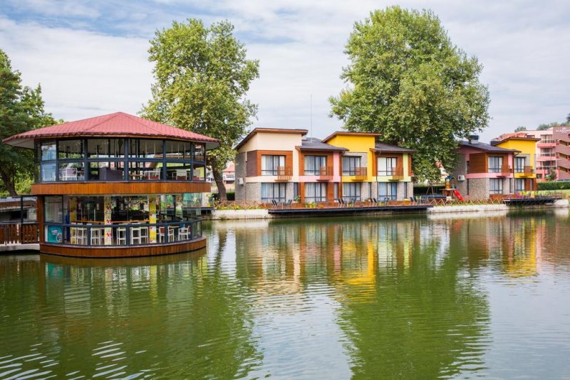 Къщи край водата - Снимка 10