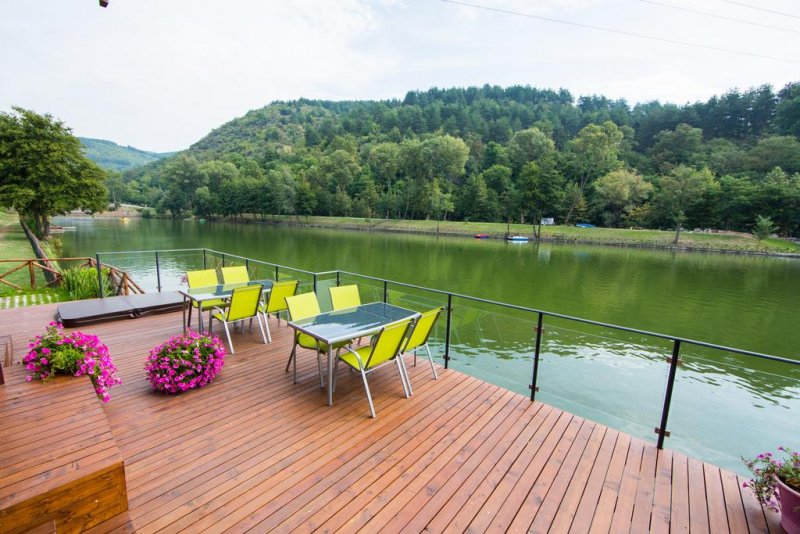 Къщи край водата - Снимка 9