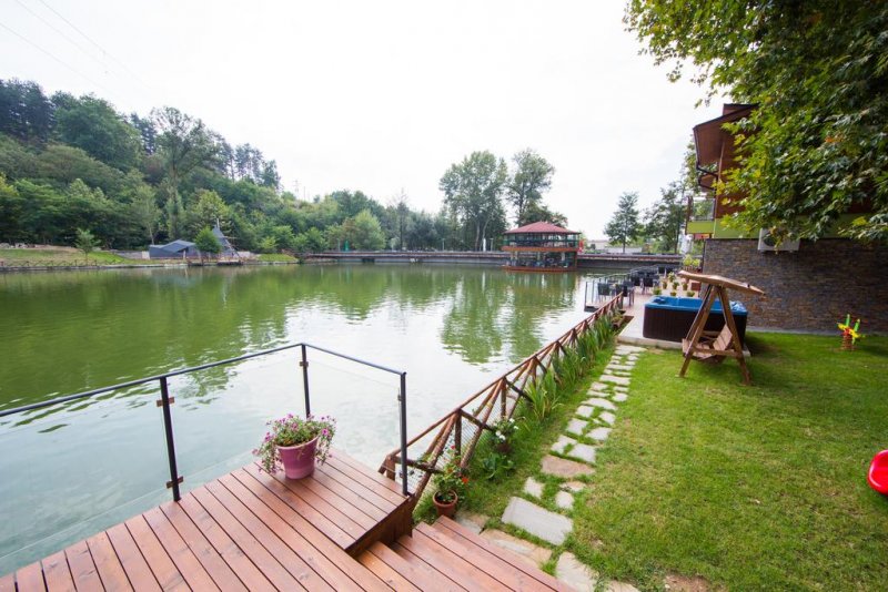 Къщи край водата - Снимка 8