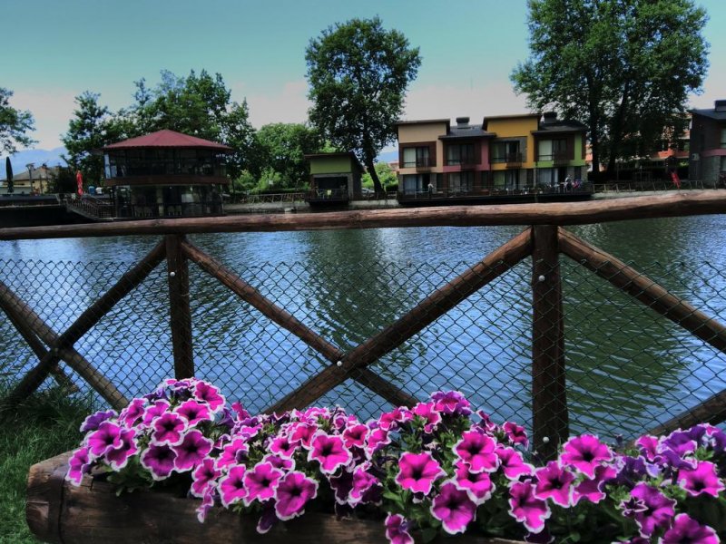 Къщи край водата - Снимка 10