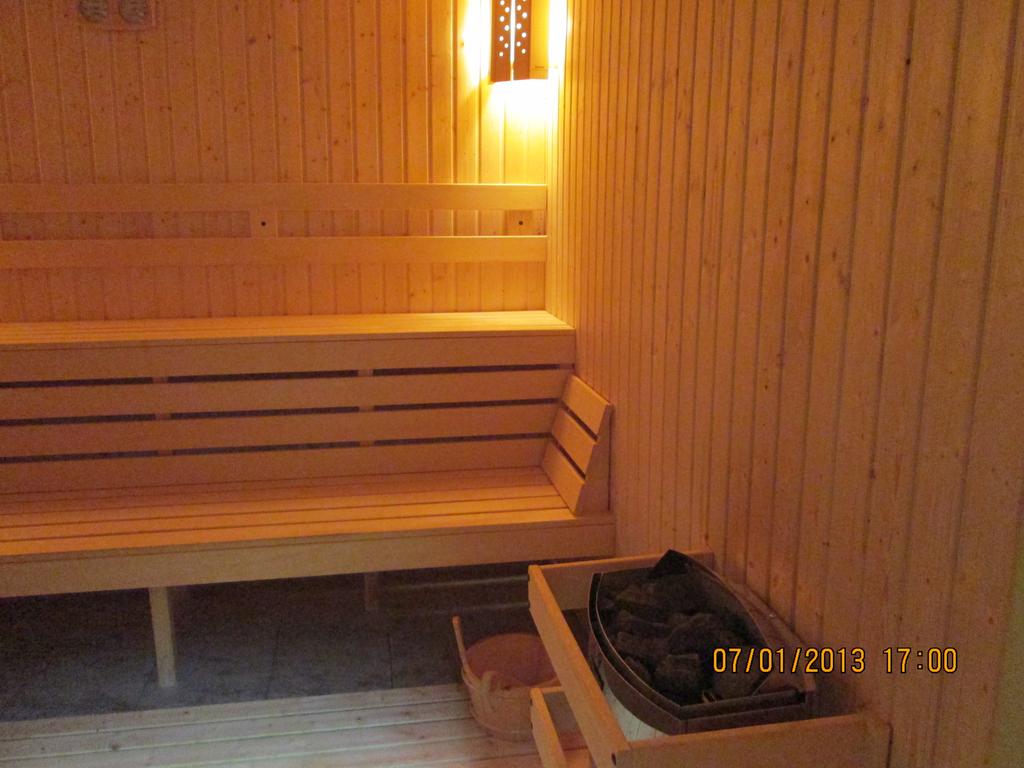 На ПЪРВА линия в Балчик! Нощувка на човек в двойна стая с изглед море от хотел Айсберг - Снимка 20