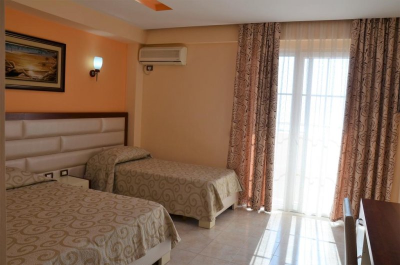 Hotel Virginia - Снимка 1