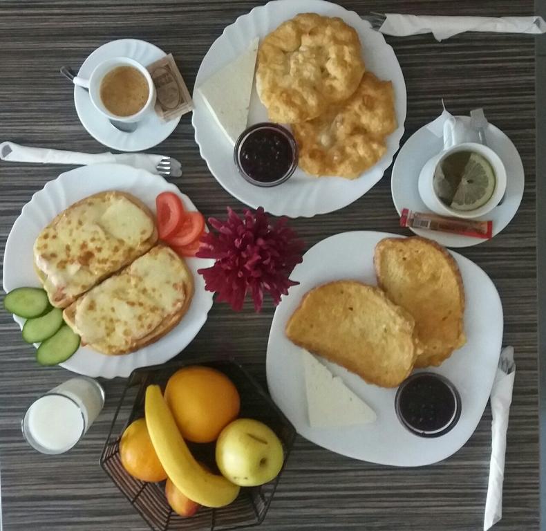 Еднодневен пакет със закуска и вечеря + ползване на минерален басейн в Хотел Бохема SPA***, Огняново - Снимка 2