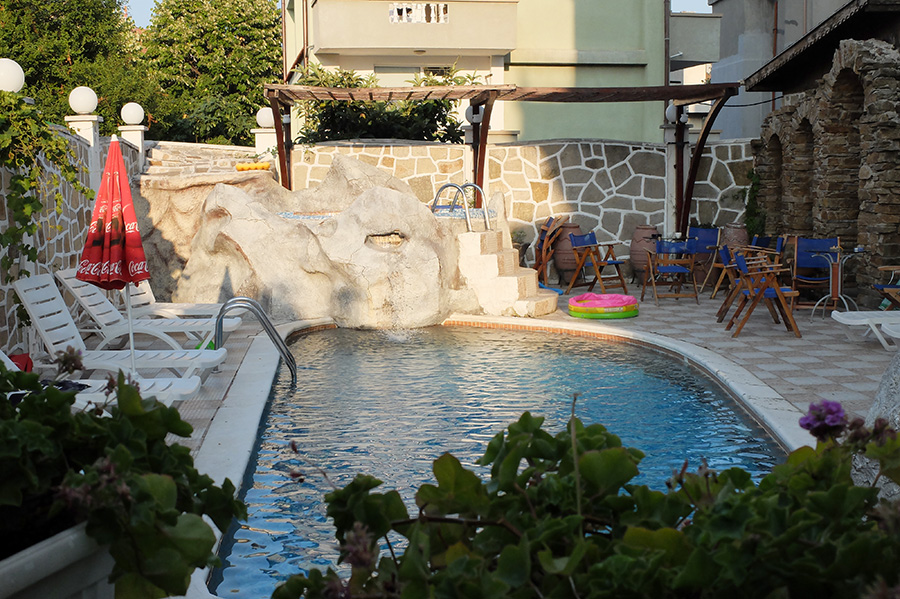 Юни в хотел Свети Стефан, Приморско! 2+ нощувки на човек със закуски + външен басейн - Снимка 9