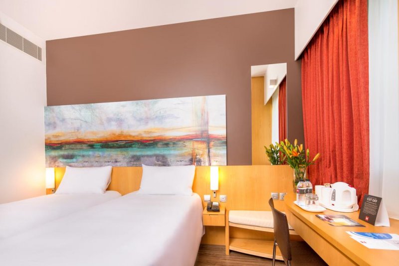 Ibis One Central - Снимка 8