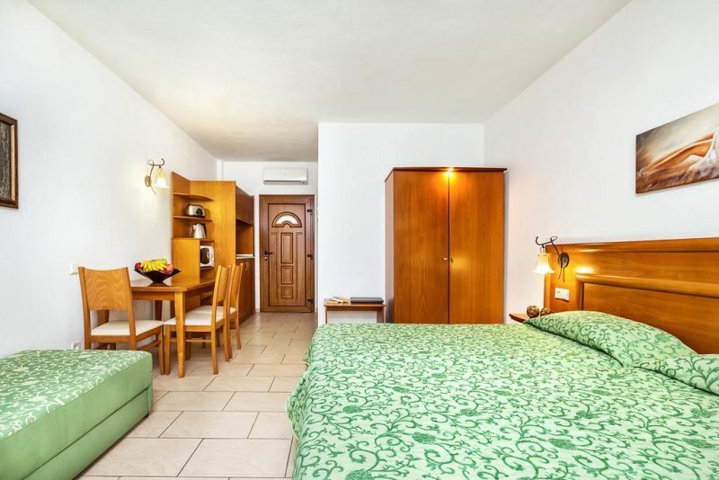 Nereides Hotel Hanioti - Снимка 1