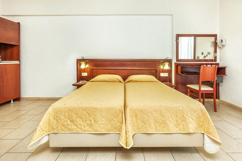 Nereides Hotel Hanioti - Снимка 1