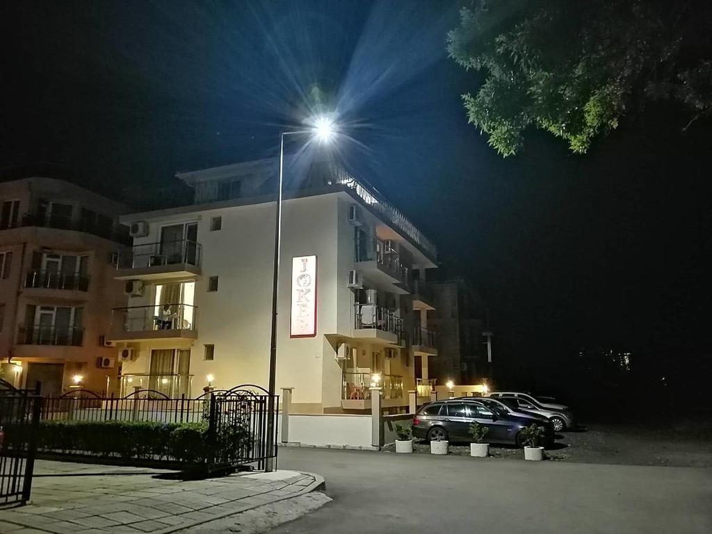 Лято 2019 на ПЪРВА ЛИНИЯ в Лозенец! Нощувка на човек на топ цени в хотел Жокер - Снимка 2