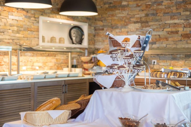 King Maron Wellness Beach Hotel - Снимка 7