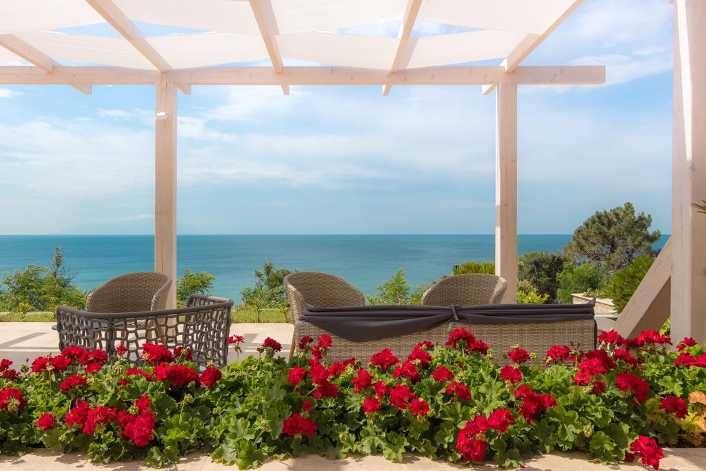 Ранни резервации: 5 нощувки със закуски в King Maron Wellness Beach Hotel 4*, Марония, Гърция през Май и Юни! - Снимка 7