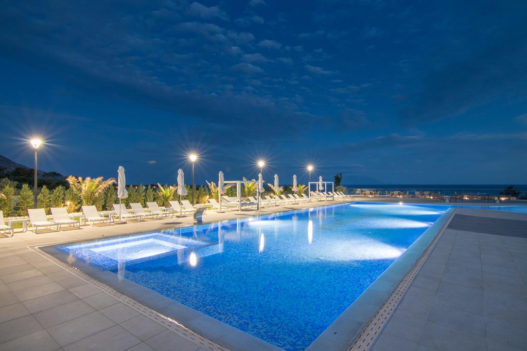 Ранни резервации: 5 нощувки със закуски в King Maron Wellness Beach Hotel 4*, Марония, Гърция през Май и Юни! - Снимка 1