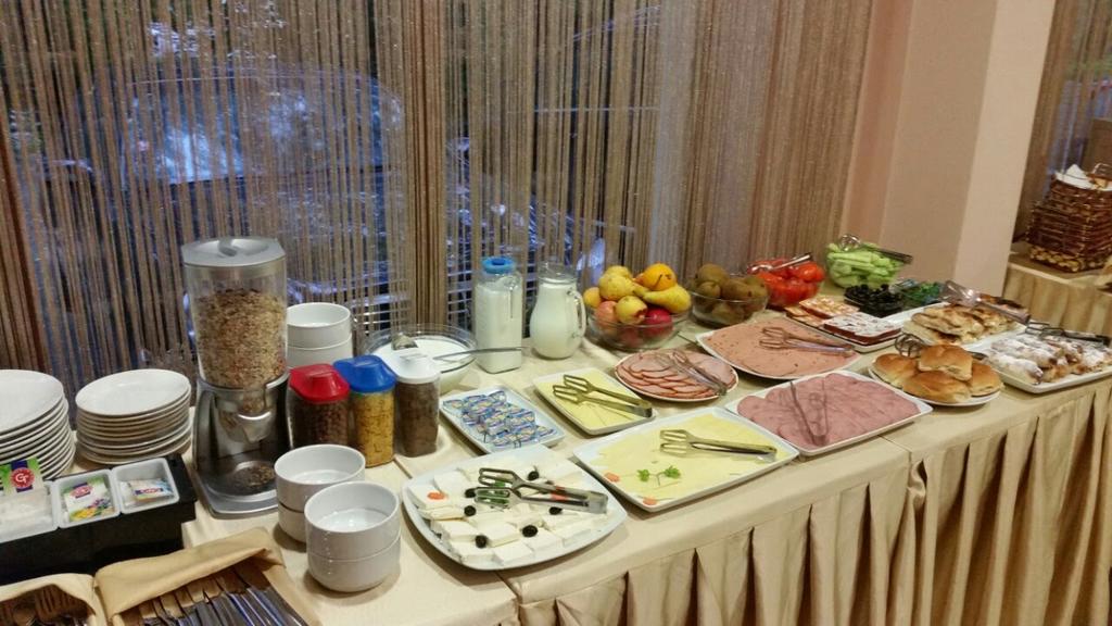 Коледа в Хисаря! 3, 4 или 5 нощувки на човек със закуски + МИНЕРАЛЕН басейн и релакс пакет в хотел Си Комфорт*** - Снимка 34