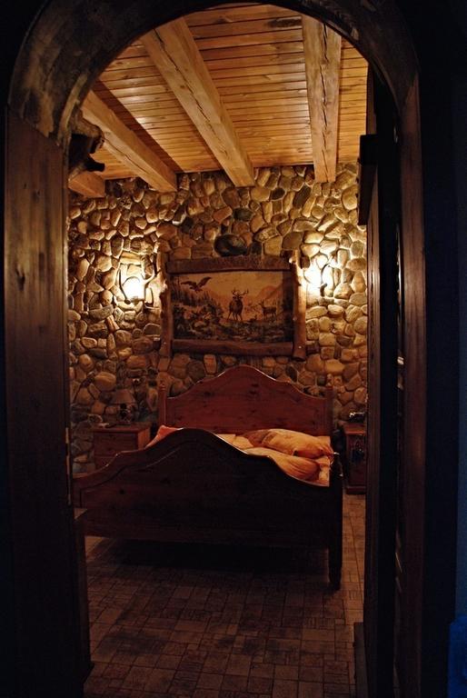 Нощувка на човек със закуска и вечеря + джакузи, сауна и парна баня в Комплекс Карина, Велинград - Снимка 12