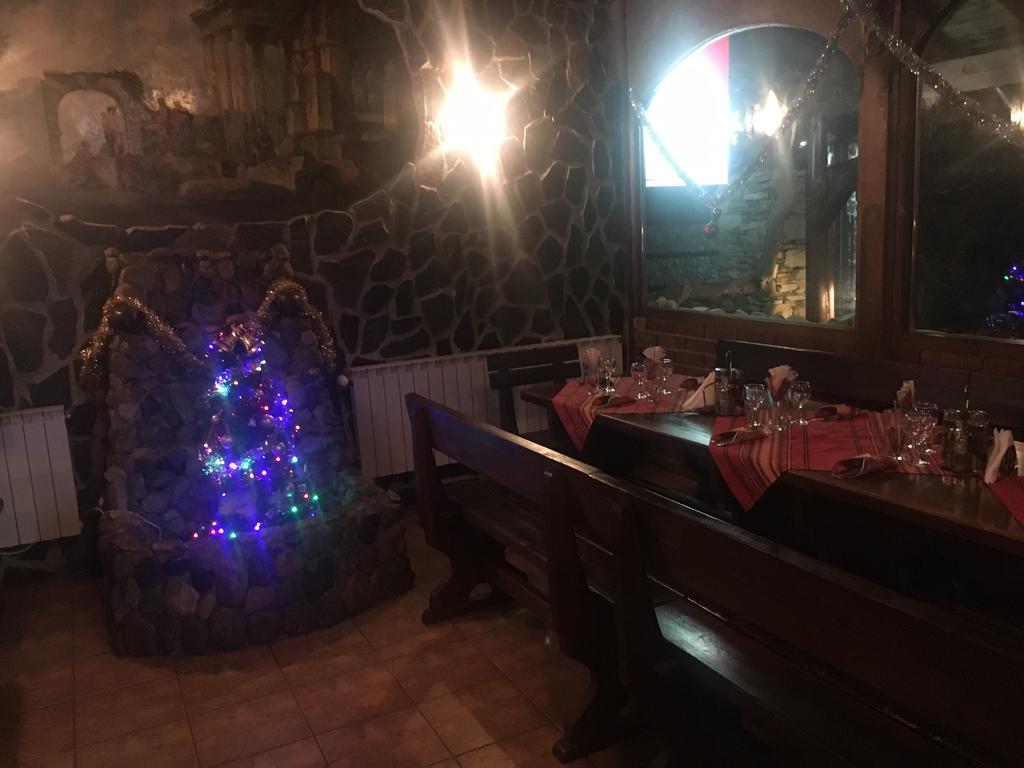 Нощувка на човек със закуска и вечеря + джакузи, сауна и парна баня в Комплекс Карина, Велинград - Снимка 18
