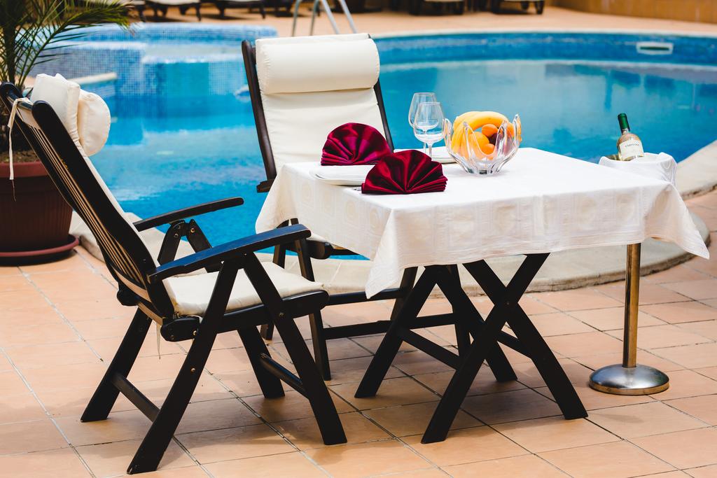Еднодневен уикенд пакет със закуска и вечеря + ползване на СПА, джакузи и басейн с минерална вода в Семеен Хотел Шипково - Снимка 28