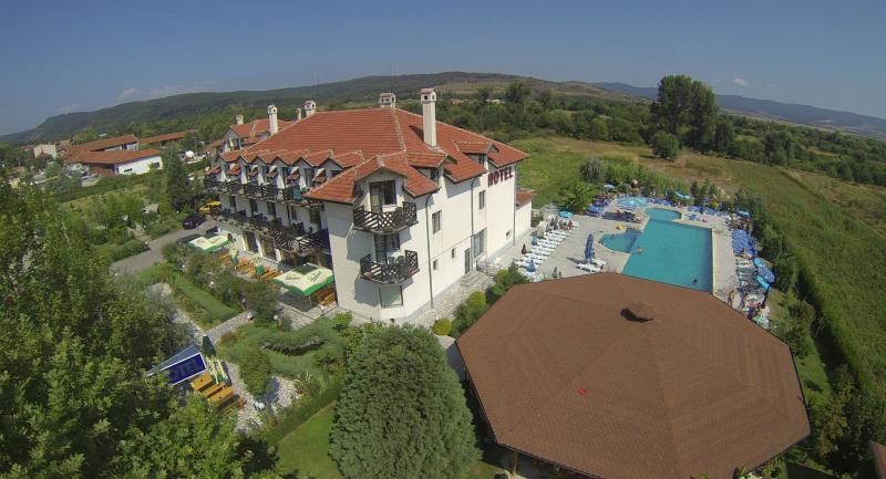 Хотелски комплекс Долна баня - Снимка 0