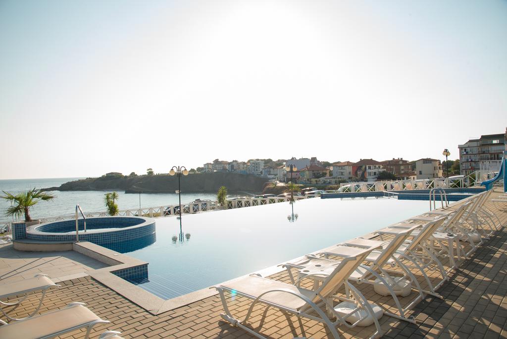 Нощувка на човек със закуска + 2 басейна от хотел Ескада Бийч, на брега на морето в Ахтопол - Снимка 2