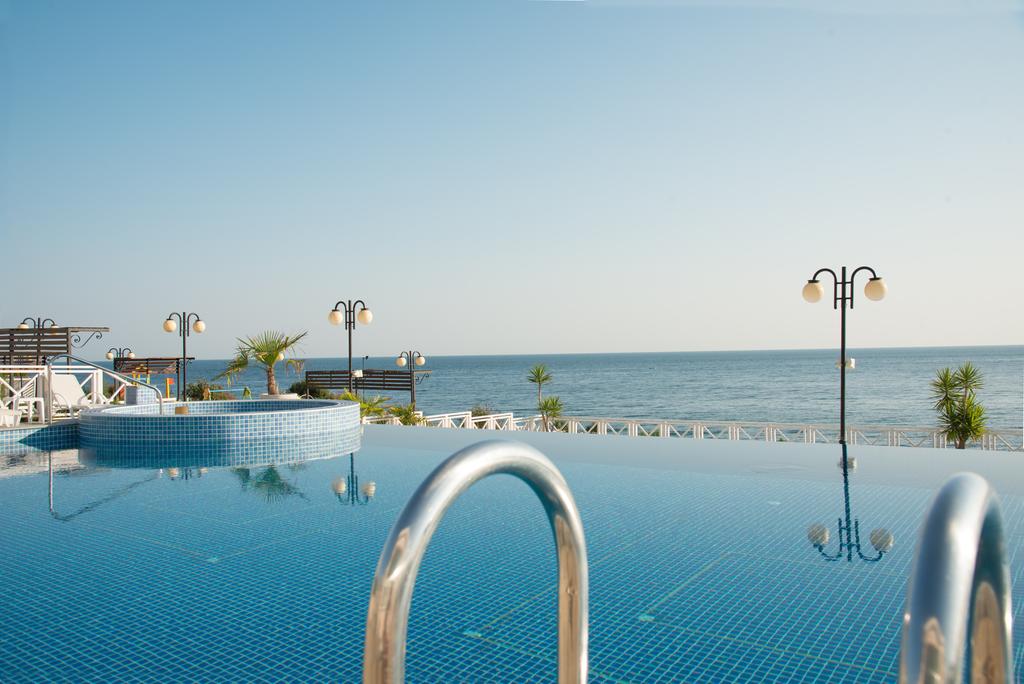 Нощувка на човек със закуска + 2 басейна от хотел Ескада Бийч, на брега на морето в Ахтопол - Снимка 13
