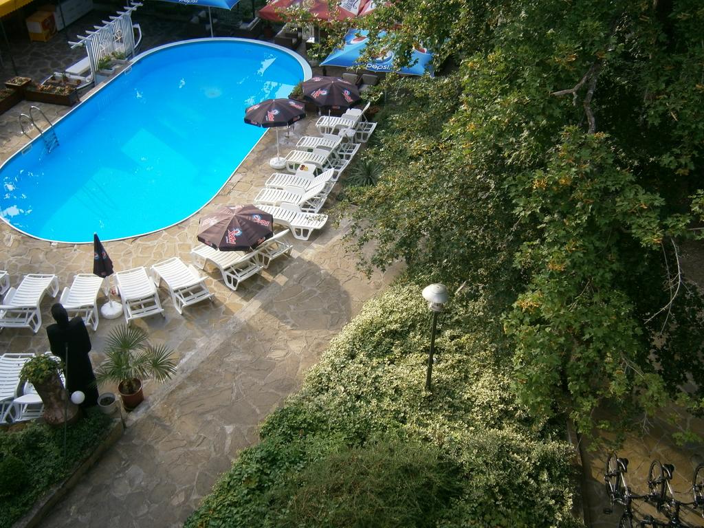 Лято в Лозенец на ТОП ЦЕНИ! Нощувка на човек със закуска + басейн в хотел Ариана. - Снимка 21