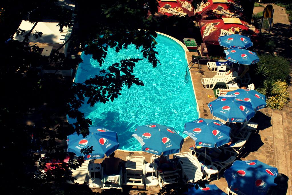 Лято в Лозенец на ТОП ЦЕНИ! Нощувка на човек със закуска + басейн в хотел Ариана. - Снимка 39