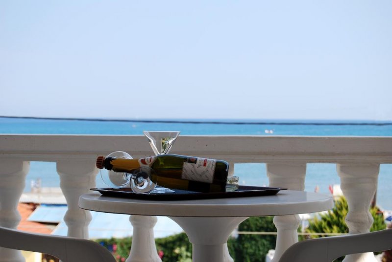 California Beach Hotel - Снимка 1