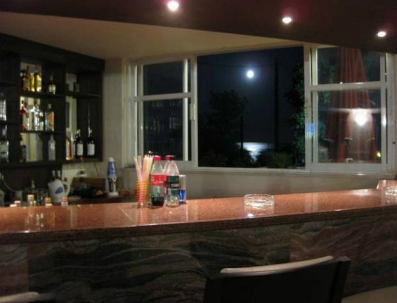 California Beach Hotel - Снимка 2