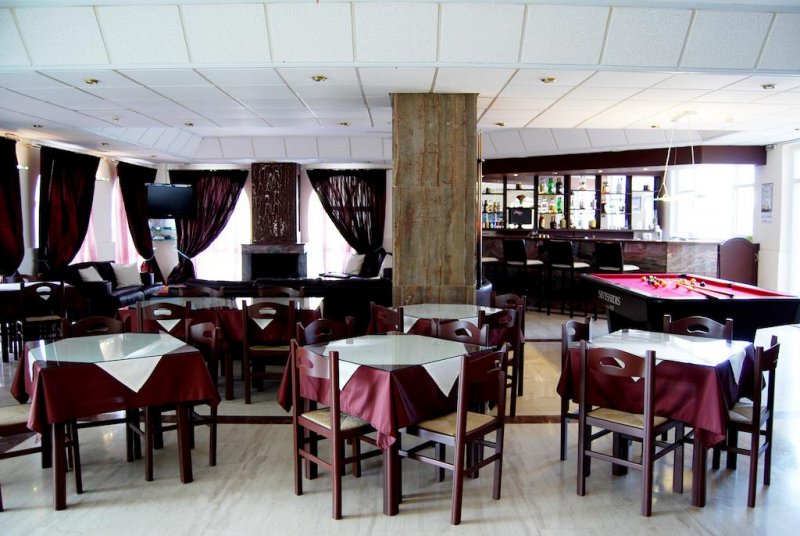 California Beach Hotel - Снимка 7