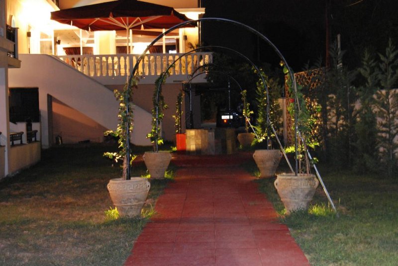 California Beach Hotel - Снимка 10