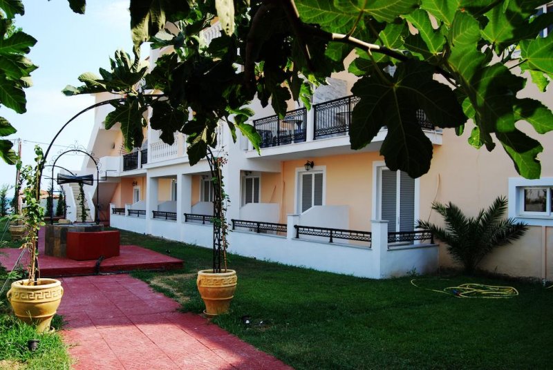 California Beach Hotel - Снимка 7
