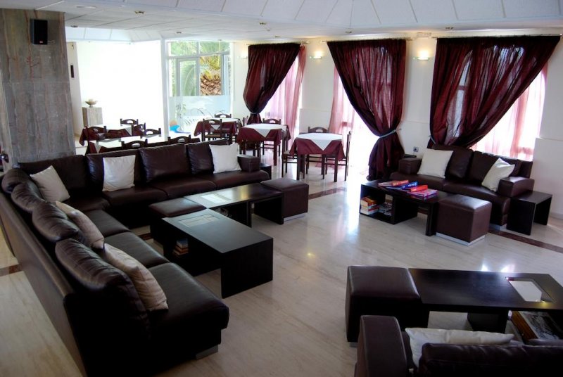 California Beach Hotel - Снимка 8