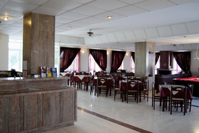 California Beach Hotel - Снимка 8