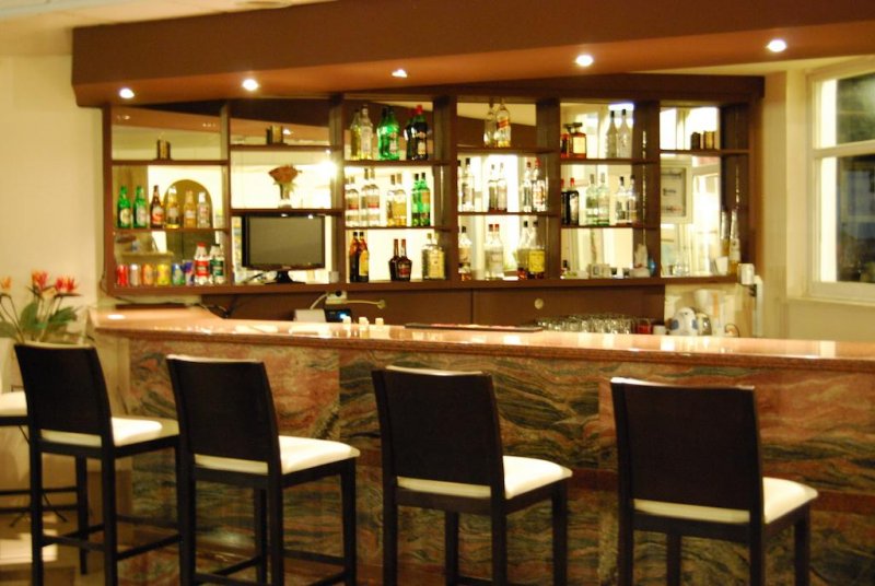 California Beach Hotel - Снимка 2