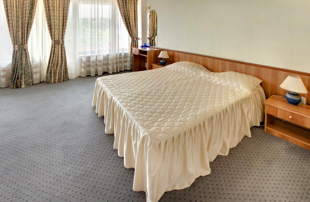 Нощувка на човек със закуска + басейн и релакс център с минерална вода в Гранд хотел Казанлък*** - Снимка 11
