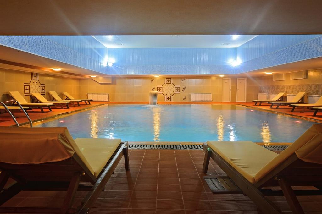 Нощувка на човек със закуска + басейн и релакс център с минерална вода в Гранд хотел Казанлък*** - Снимка 6