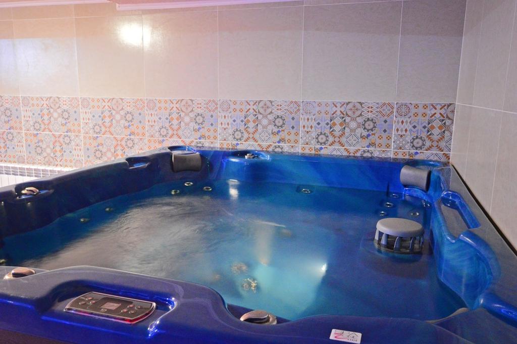 Нощувка на човек със закуска + басейн и релакс център с минерална вода в Гранд хотел Казанлък*** - Снимка 16