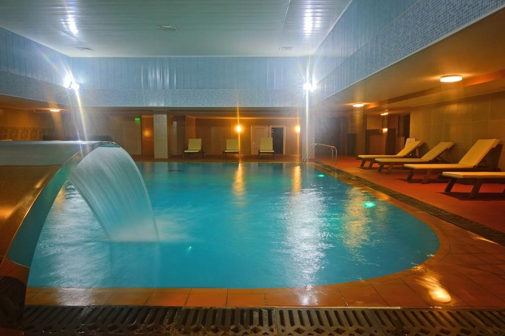 Нощувка на човек със закуска + басейн и релакс център с минерална вода в Гранд хотел Казанлък*** - Снимка 13