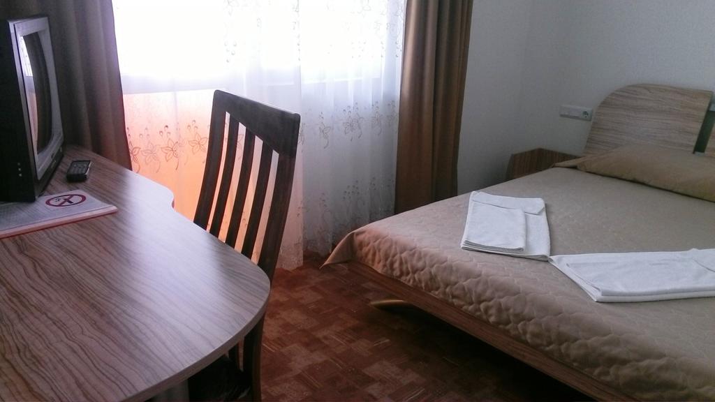 Нощувка със закуска или закуска и вечеря за двама в семеен хотел Блян, на 1-ва линия в Равда - Снимка 3