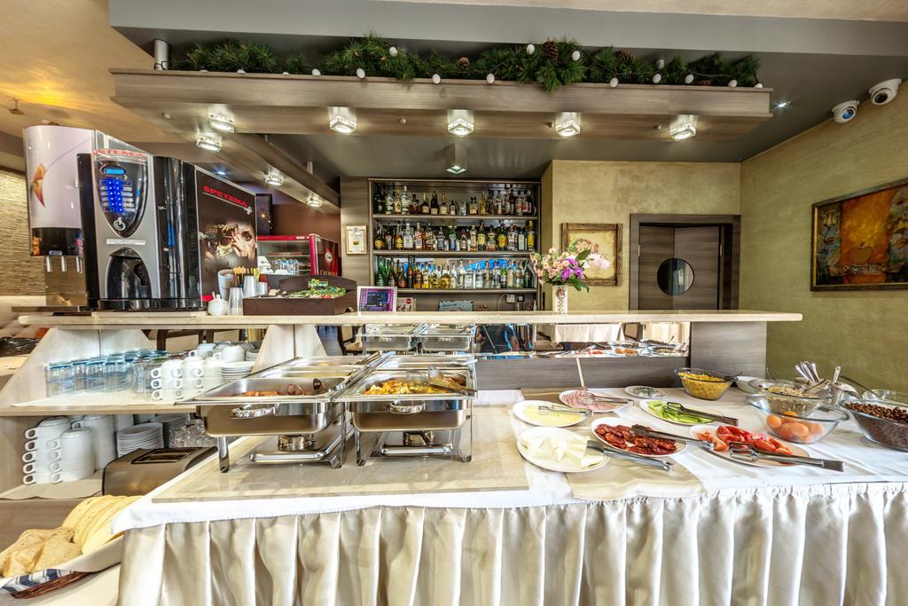Еднодневен пакет със закуска и вечеря + ползване на Релакс зона и басейни в Хотел Енира, Велинград - Снимка 21