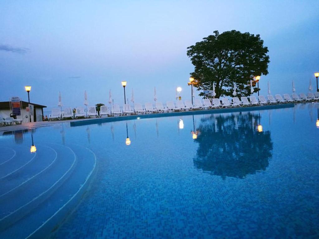 На ПЪРВА ЛИНИЯ в Златни пясъци. Нощувка на човек на база All inclusive + басейн, чадър и шезлонг на плажа в хотел Калиакра Палас**** - Снимка 7
